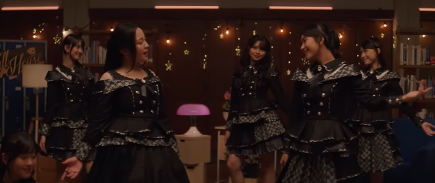 Bernadya dan JKT48 beraksi [YouTube]